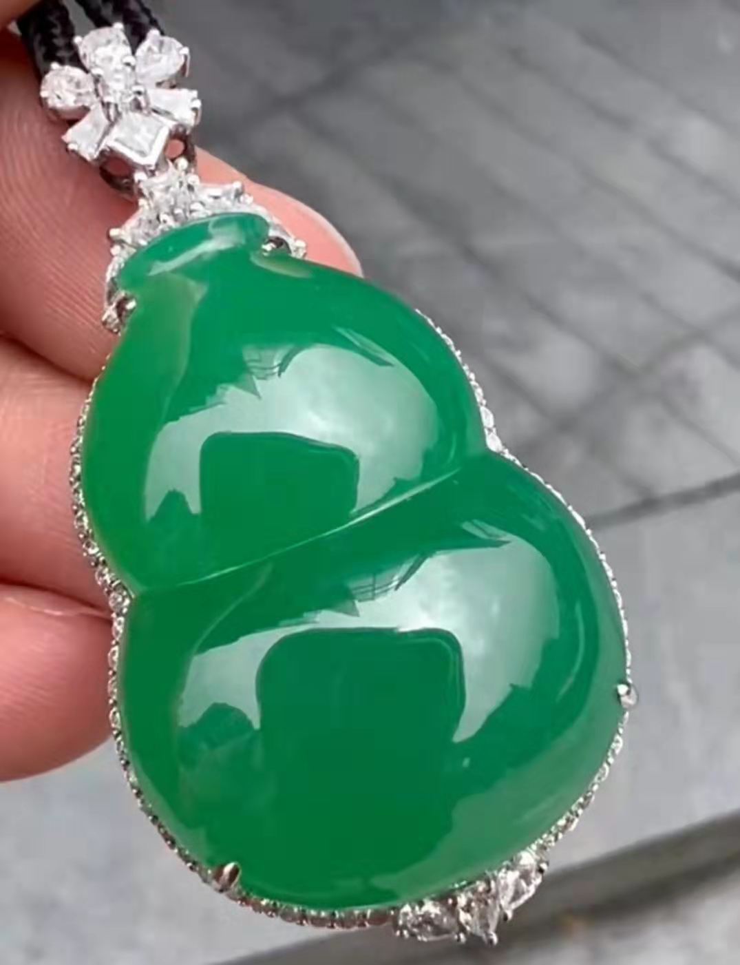 玉临门冰种翡翠葫芦吊坠