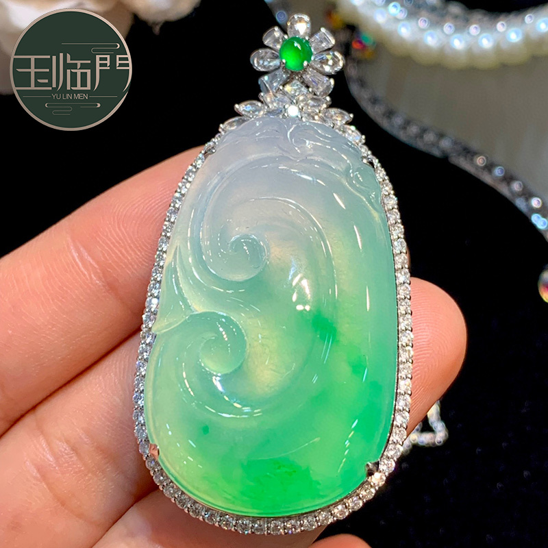 玉临门缅甸老坑天然a货翡翠冰种飘绿大如意18k金镶嵌翡翠吊坠女士