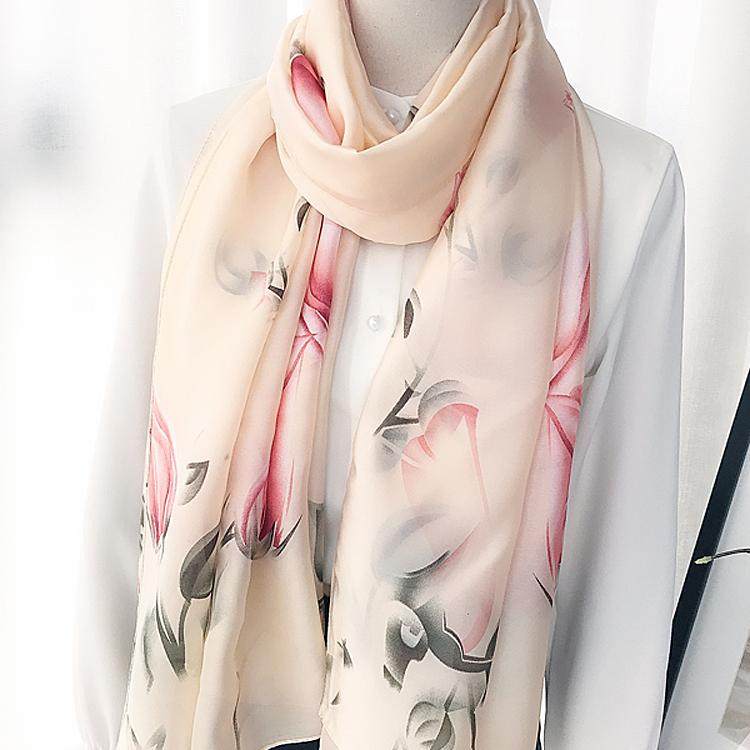 纱巾妈妈缎面高级感丝巾女春秋冬季新款2025韩版印花长款披肩围巾