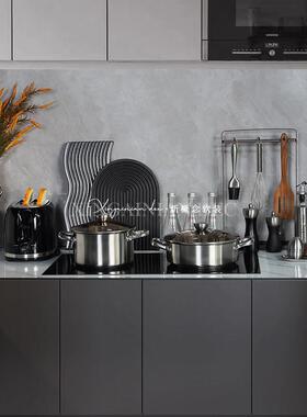 样板间厨房摆件组合软装饰品不锈钢锅具砧板花艺展厅道具现代轻奢