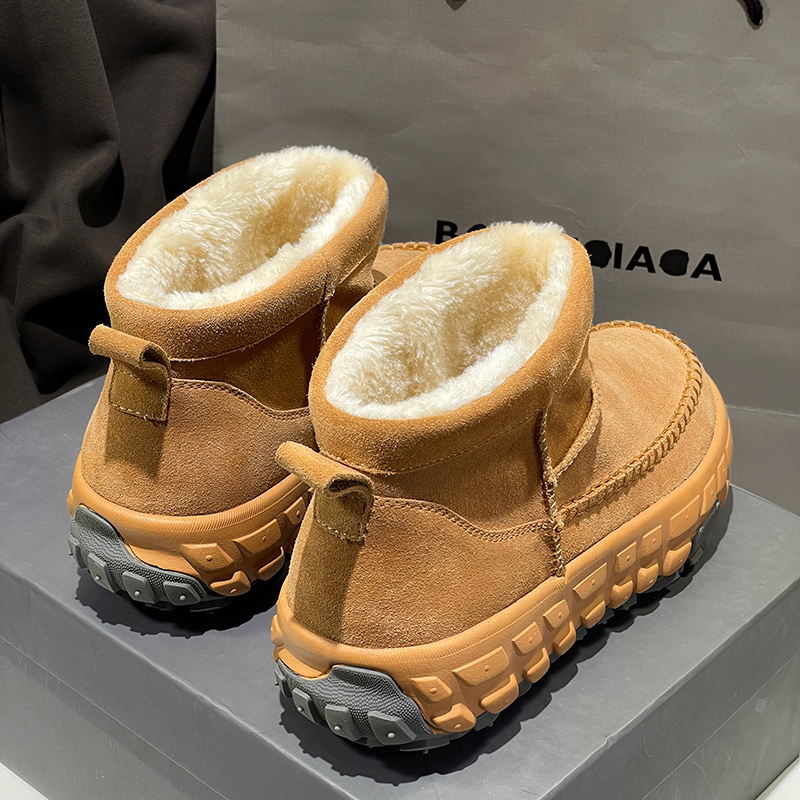 羊皮毛一体轮胎底雪地靴男款冬季新款厚底加绒加厚抗寒保暖棉鞋女