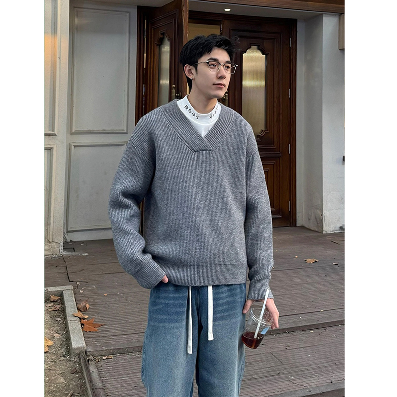 轻熟风灰色V领针织毛衣