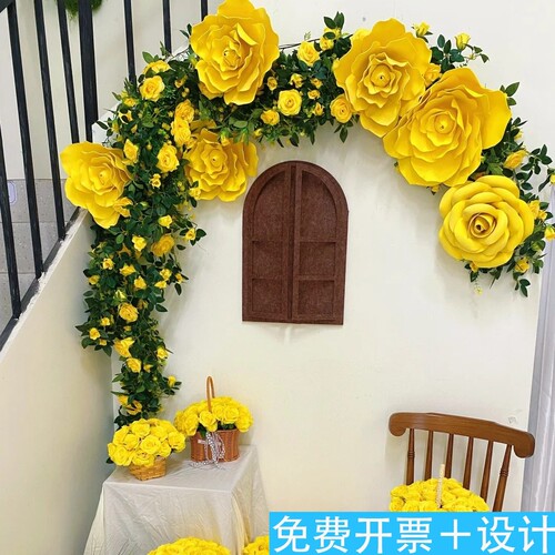 春日甜品店室内黄色玫瑰花