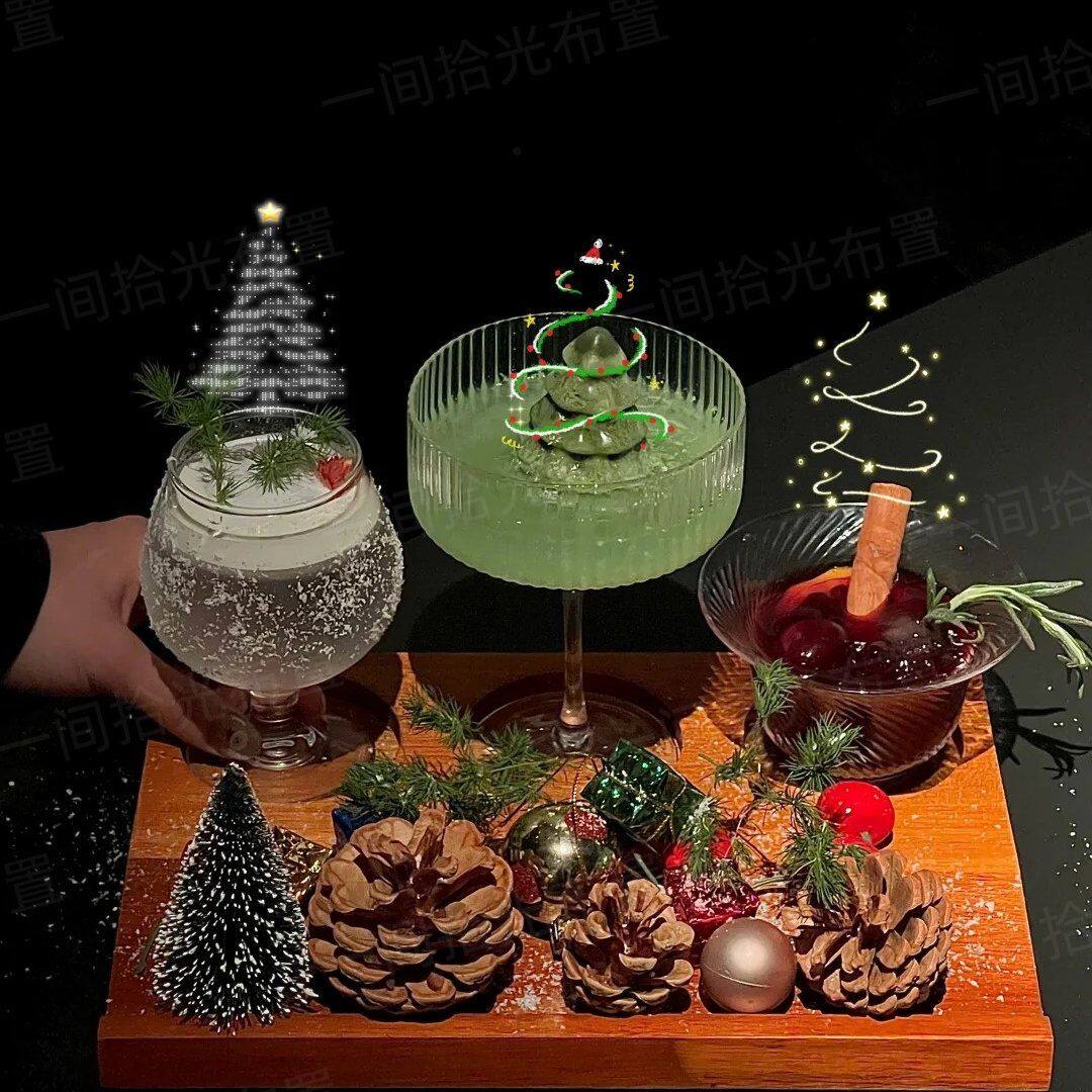 下雪啦圣诞节漂亮酒高级氛围鸡尾酒圣诞树松果松针摆盘甜品杯装饰