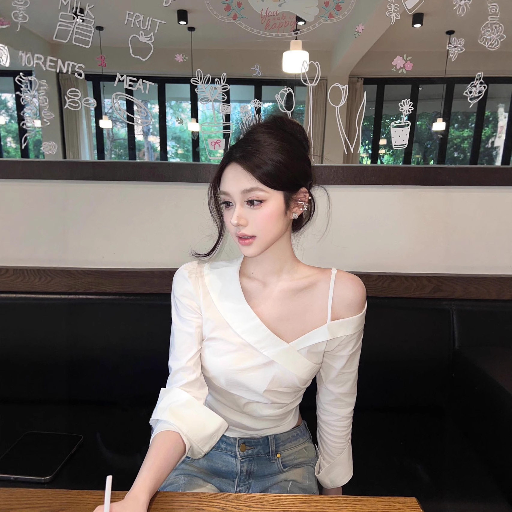 小心机斜肩长袖衬衫女2025秋装新款设计感褶皱收腰显瘦上衣妍衣坊