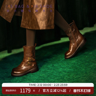 包小姐与鞋先生2025冬季新款植鞣工艺双条带羊皮低跟短靴女253108