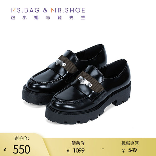 开边珠牛皮覆有树脂涂层，呈现细腻珠光纹理