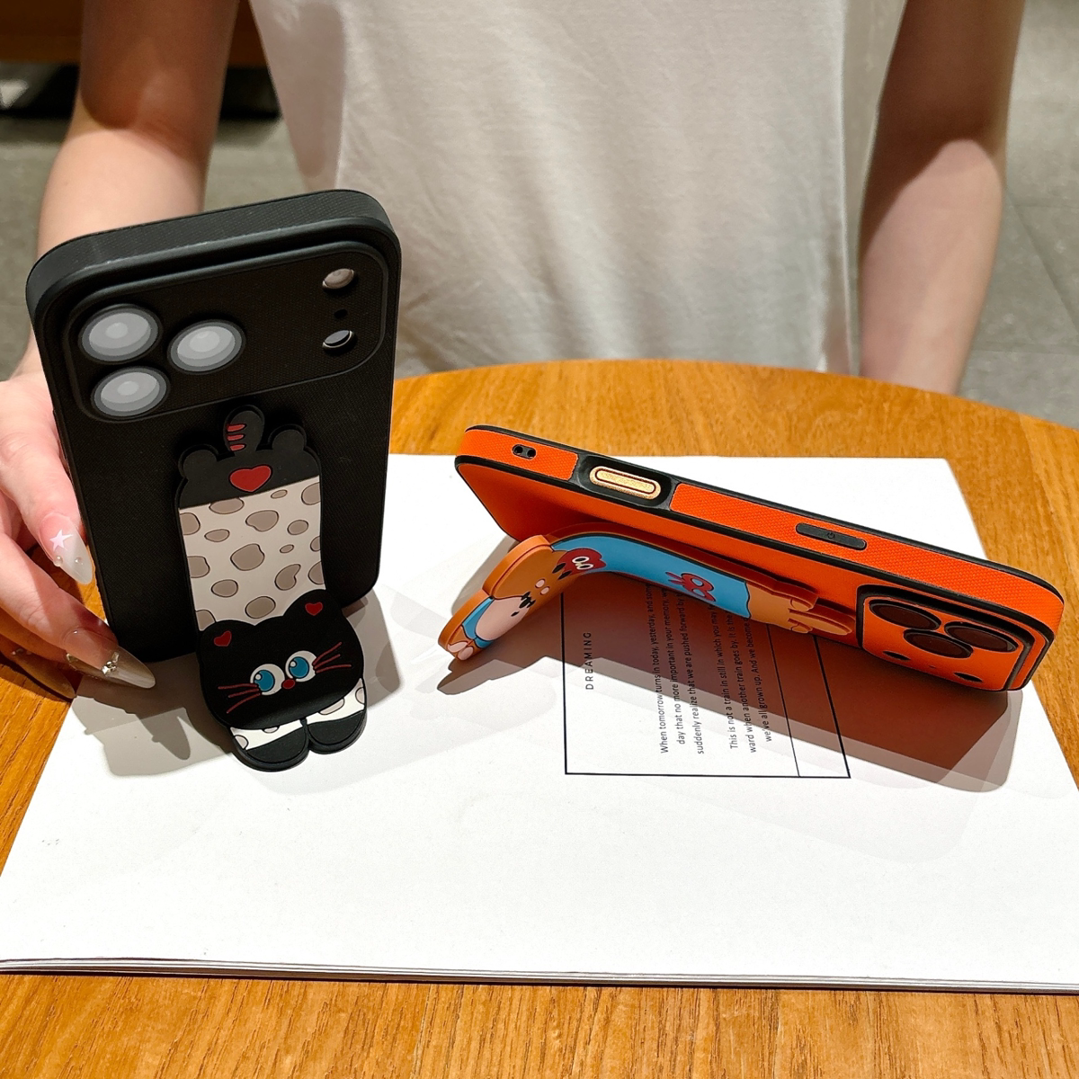 适用苹果17promax手机壳新款趴趴熊iphone16/15pro星宇橙14pro支架13高级感