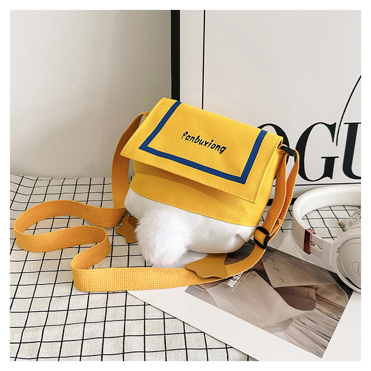 儿童外出出游小挎包帆布包毛球斜挎包小鸭子卡通可爱小背包男女孩