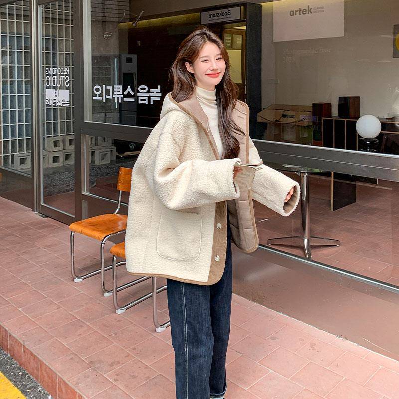 米白色小个子撞色羊羔毛外套女2025冬季新款保暖皮毛一体连帽上衣