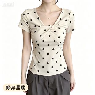 韩系卡其色波点扭结正肩V领短袖t恤女款夏季修身显瘦短款上衣