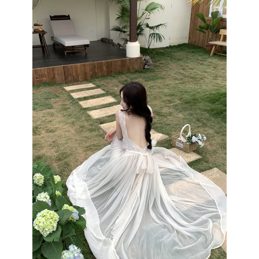 白色蕾丝拼接吊带洋装女