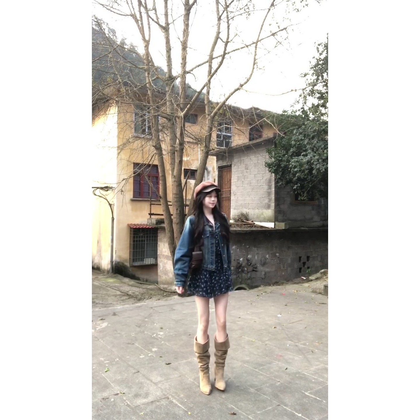 深蓝牛仔外套碎花吊带裙两件套