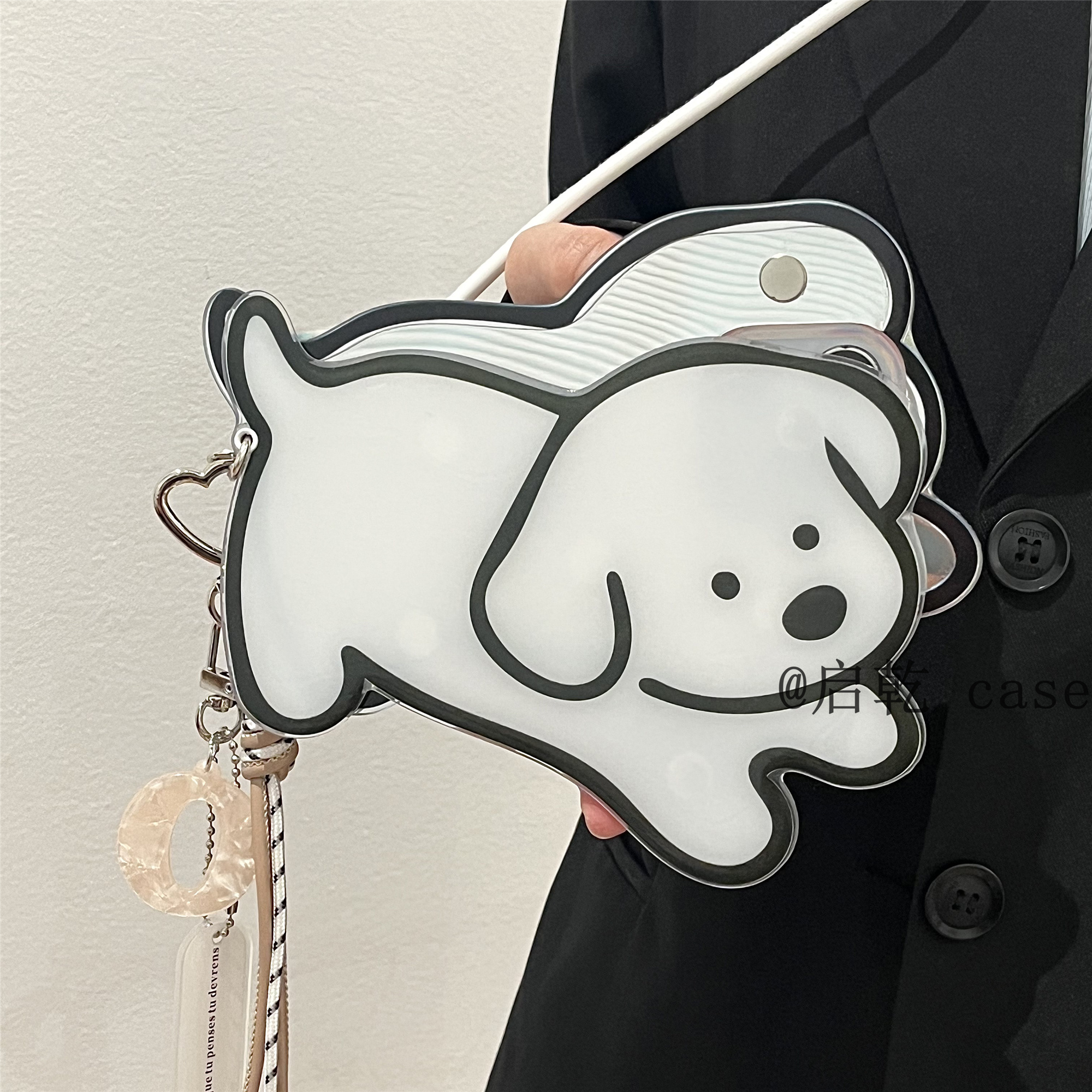 启乾 可背斜挎背包式iPhone16/15手机壳适用苹果14/13promax硬壳滑盖镜面线条狗狗可爱卡通链条挂绳新款防摔