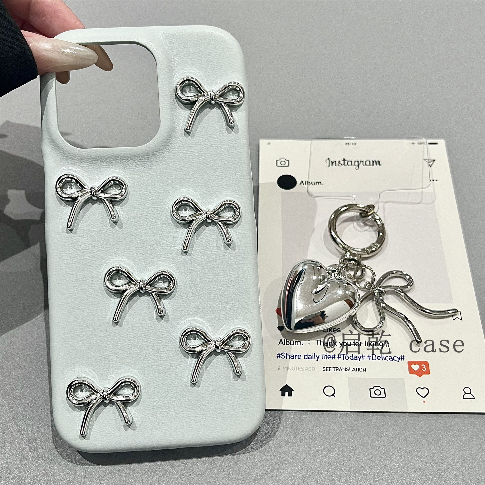 启乾 奶蓝色立体蝴蝶结爱心挂件iPhone16/15手机壳适用苹果14/13promax皮质硬壳12高级感小众日韩风ins新款