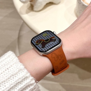 启乾 马年新款趣味可爱适用iwatchs10/9苹果Applewatch7手表表带SE8马上有钱棕色硅胶透气6运动5/4/3ins风