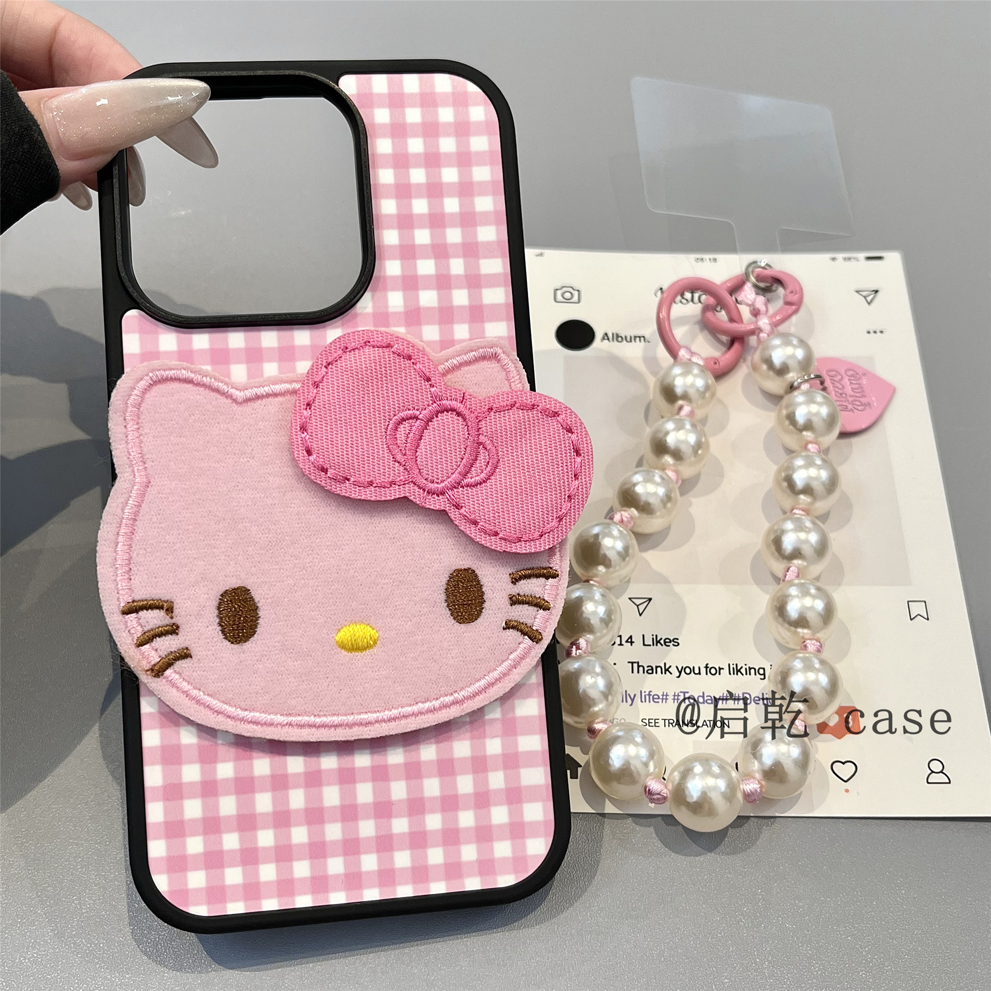 启乾 粉色格纹凯蒂猫腕带iPhone16/15手机壳适用苹果14/13promax菲林硬壳链条挂绳少女心哈喽HelloKitty新款
