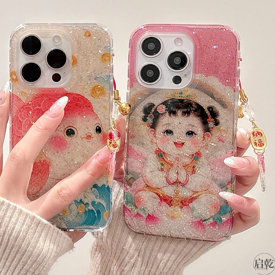 启乾 闪粉招财锦鲤福娃挂件iPhone16/15手机壳适用苹果14/13promax滴胶硬壳中国风喜庆新款情侣新年本命年