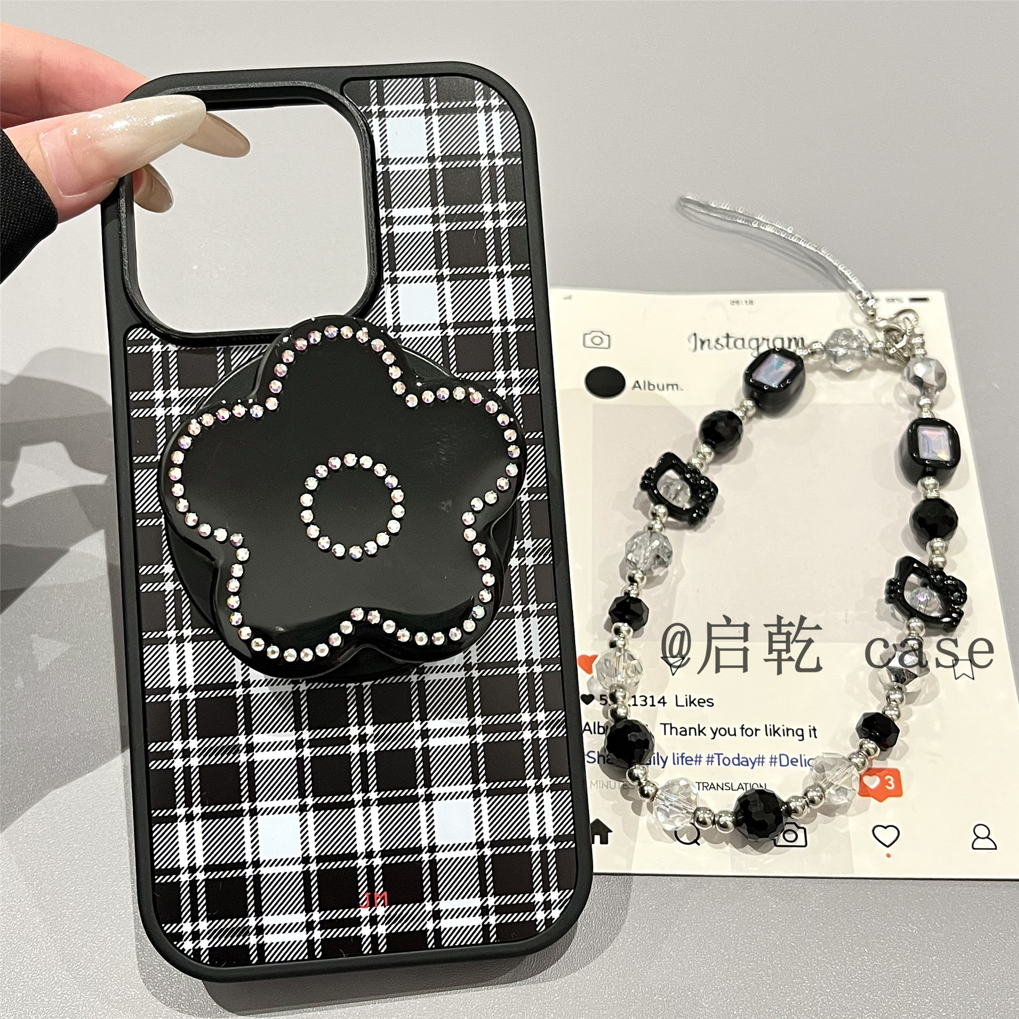 启乾 磁吸壳黑色格纹花朵带支架iPhone16/15手机壳适用苹果14/13promax菲林硬壳链条挂绳高级感新款女神气质