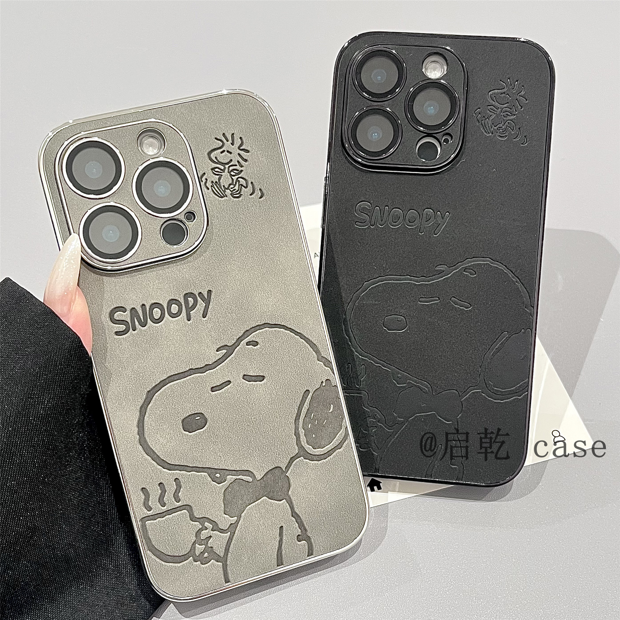启乾 小羊皮线条史努比iPhone16/15手机壳适用苹果14/13promax皮质硬壳自带镜头膜小众卡通动漫网红新款情侣