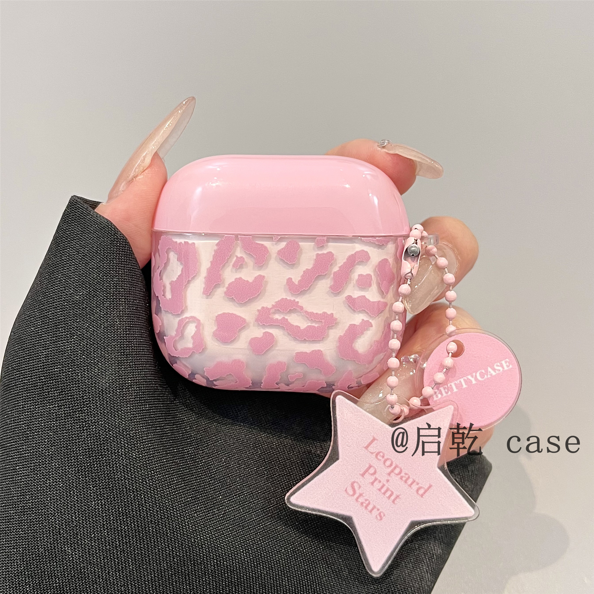 启乾 原创小众粉色豹纹挂件Airpods4/3耳机保护壳套2pro二三代新款适用苹果无线蓝牙硅胶软壳日韩风甜酷辣妹