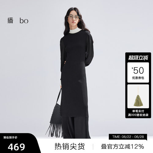 立体罗纹圆领，袖口贝壳扣装饰