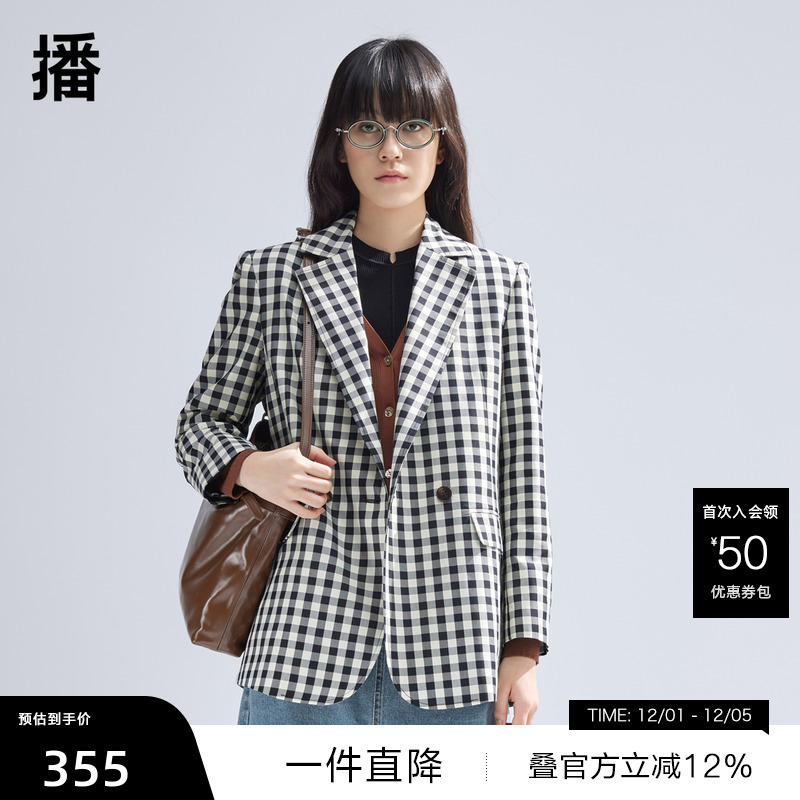 利落西装领，袖口三粒扣装饰