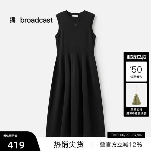 舒适简约罗纹圆领，立体感刺绣胸章