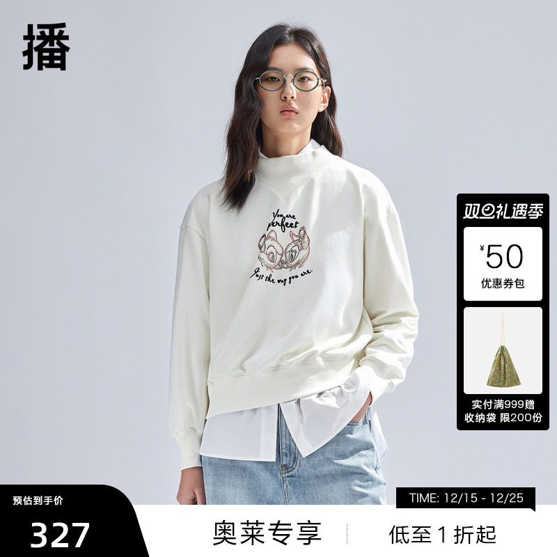 爱心线条拼接半高领，小鹿亲吻贴钻图案