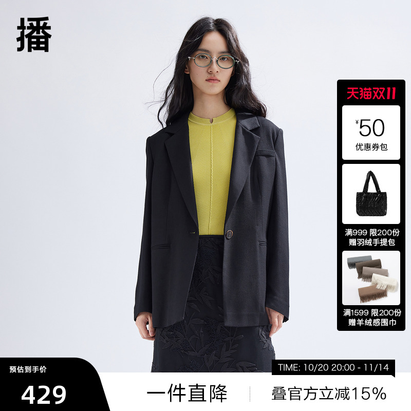 利落西装领，袖口三粒扣装饰