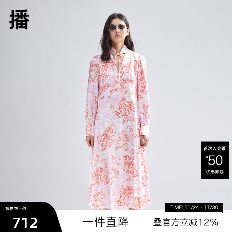 优雅系带领口,压褶袖口贝壳扣装饰