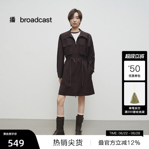衬衫翻领，腰间抽绳