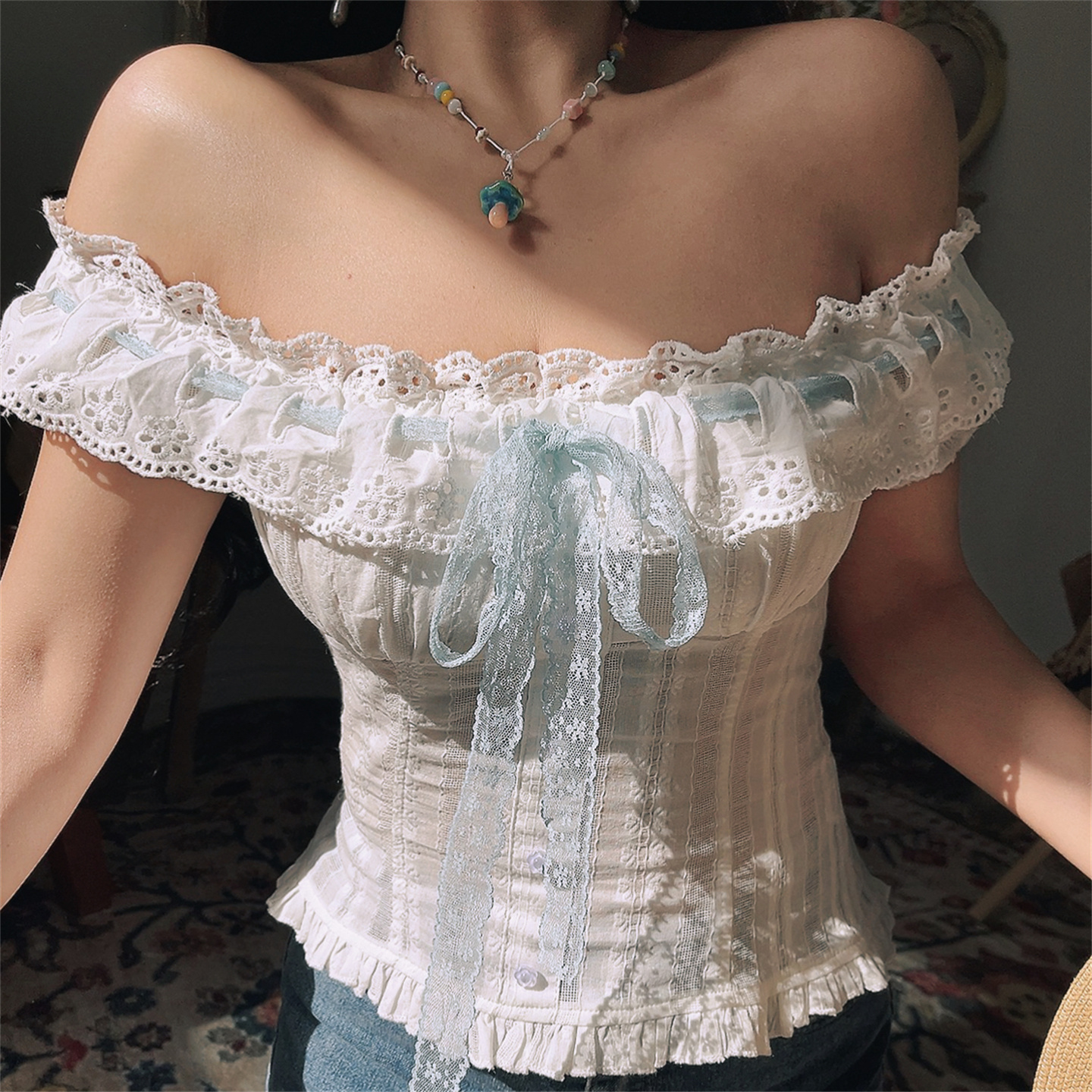 法式蕾丝抽绳一字肩刺绣白色小衫