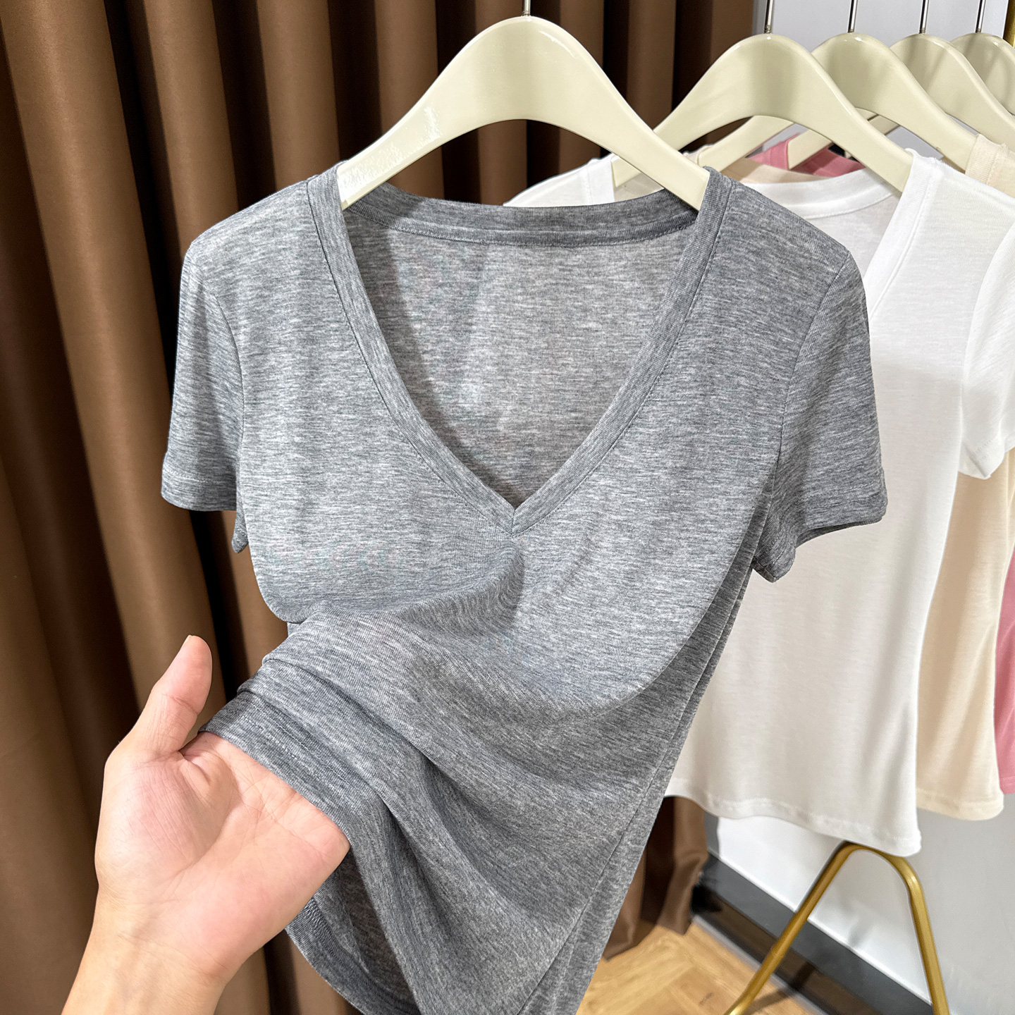 灰色大V领轻薄针织T恤女夏季冰丝短袖内搭低领打底大领口上衣微透