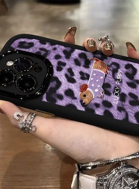 紫色豹纹小狗适用苹果17手机壳iPhone16/15PROMAX秋冬新款华为NOVA14情侣MATE60可爱PURA80防摔VIVO小米OPPO
