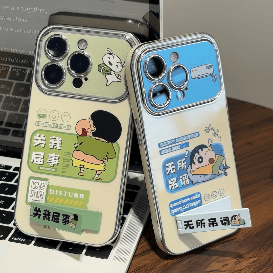 可爱搞怪小新适用苹果15PROMAX手机壳iPhone14电镀13/12情侣11PRO防摔XSMAX超火14PLUS支架XS/XR高级15PRO软