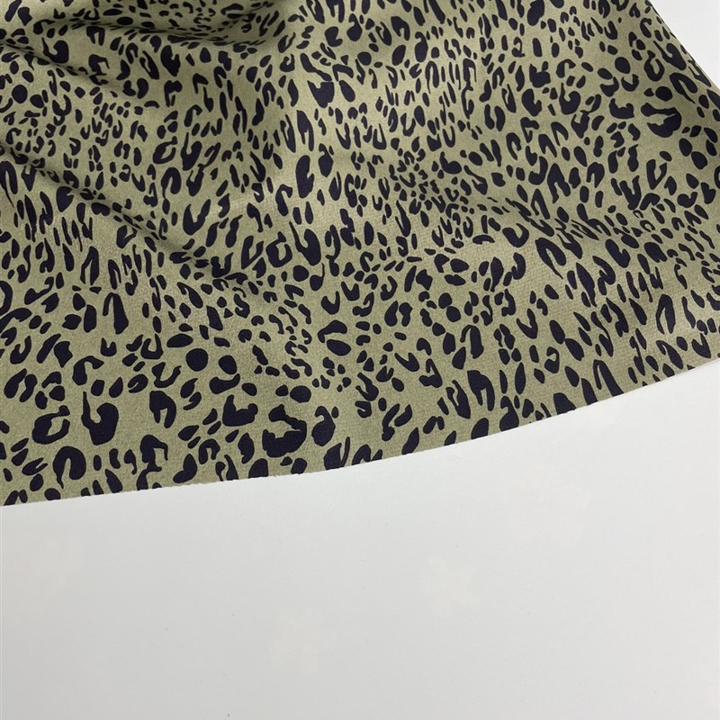 E699夏季绿色底黑点印花缎面雪纺布头柔软垂坠透气连衣裙旗袍面料