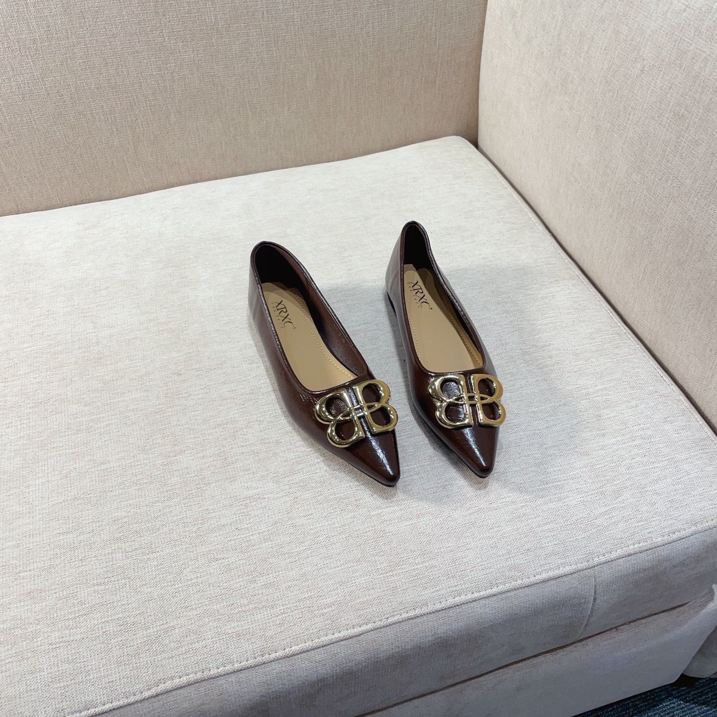 2026春季新款时尚复古风金属扣尖头平底单鞋女通勤鞋子浅口豆豆鞋,女鞋,浅口单鞋,淘宝优惠券,粉丝福利购,淘宝优惠卷