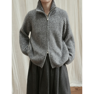 复述羊绒羊毛蚕丝混纺 | 灰色花纱竖坑条立领拉链衫针织羊毛衫
