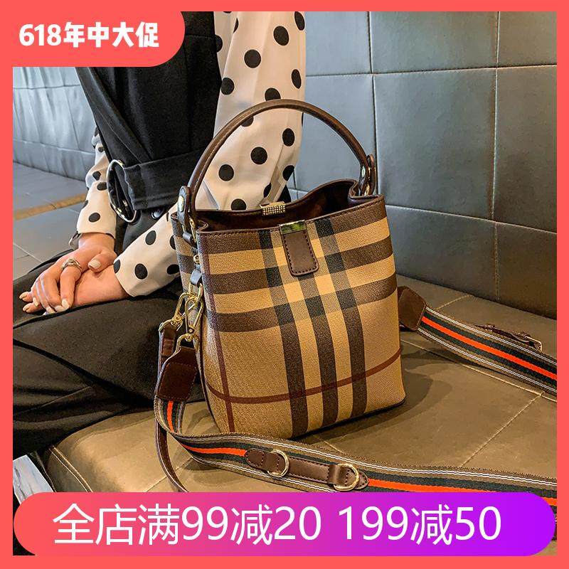 包包2020新款潮夏高级感斜跨单肩小ck女包复古百搭旗舰店官水桶包