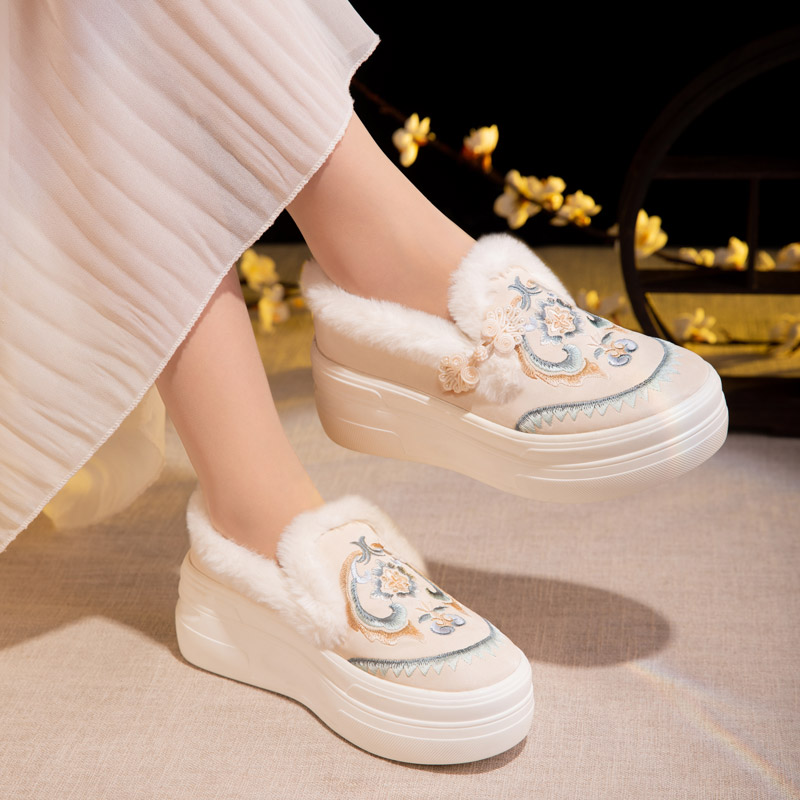 冬季加绒厚底汉服鞋国风刺绣棉鞋