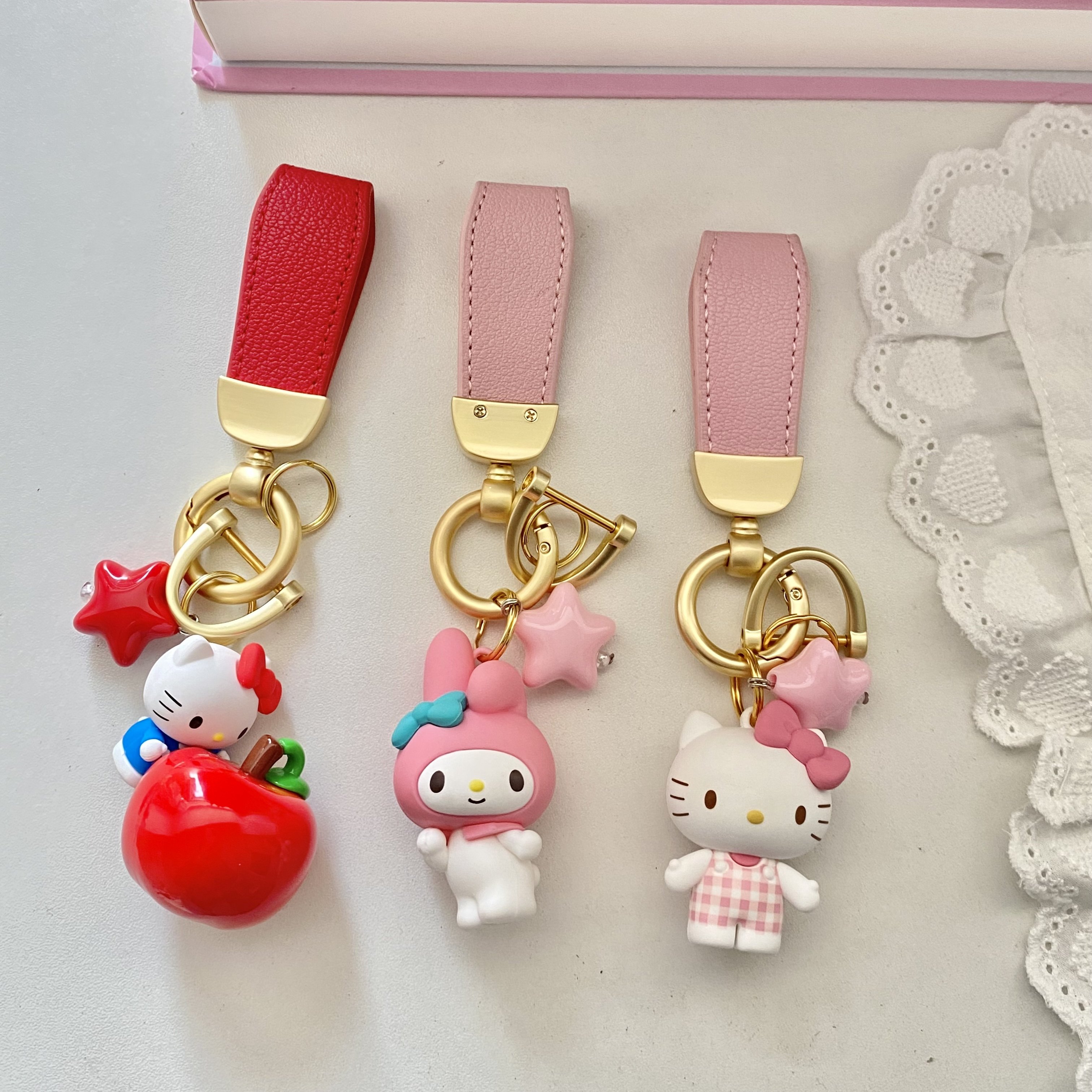 正版三丽鸥抱抱红苹果 格纹Kitty美乐蒂 汽车钥匙扣女生家用挂饰