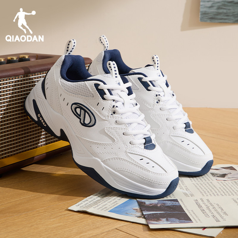 飞羽乔丹羽毛球鞋女2025冬季休闲鞋革面防水保暖运动鞋白色跑步鞋