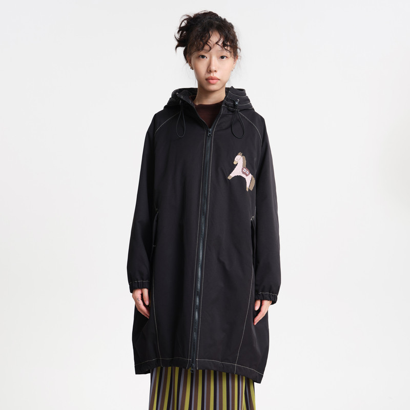 高领连帽、绣花、口袋