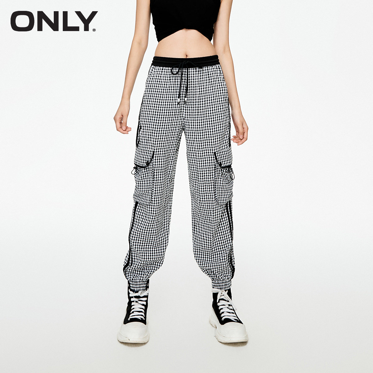 【ONLY奥莱】春季新款运动风格纹抽绳大口袋束脚休闲裤女