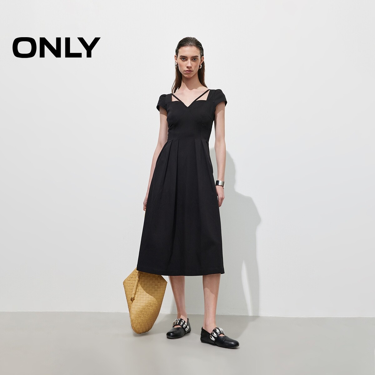【ONLY奥莱】春夏新款收腰显瘦纯色伞裙短袖修身长裙牛仔连衣裙女