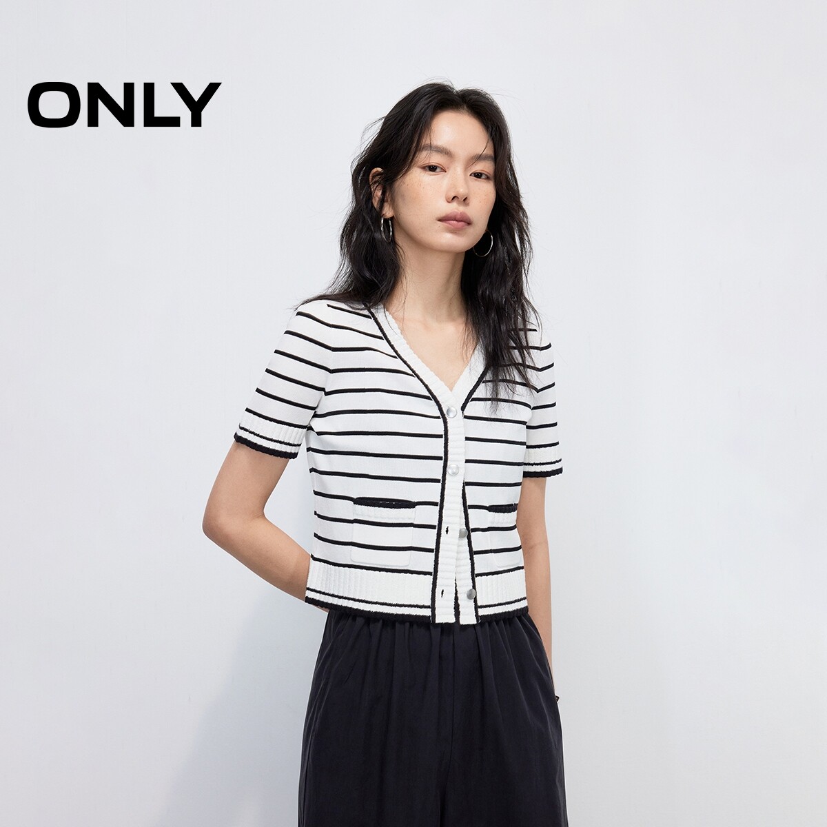 【ONLY奥莱】春夏亲肤舒适经典黑白条纹显瘦V领短袖短款针织衫女