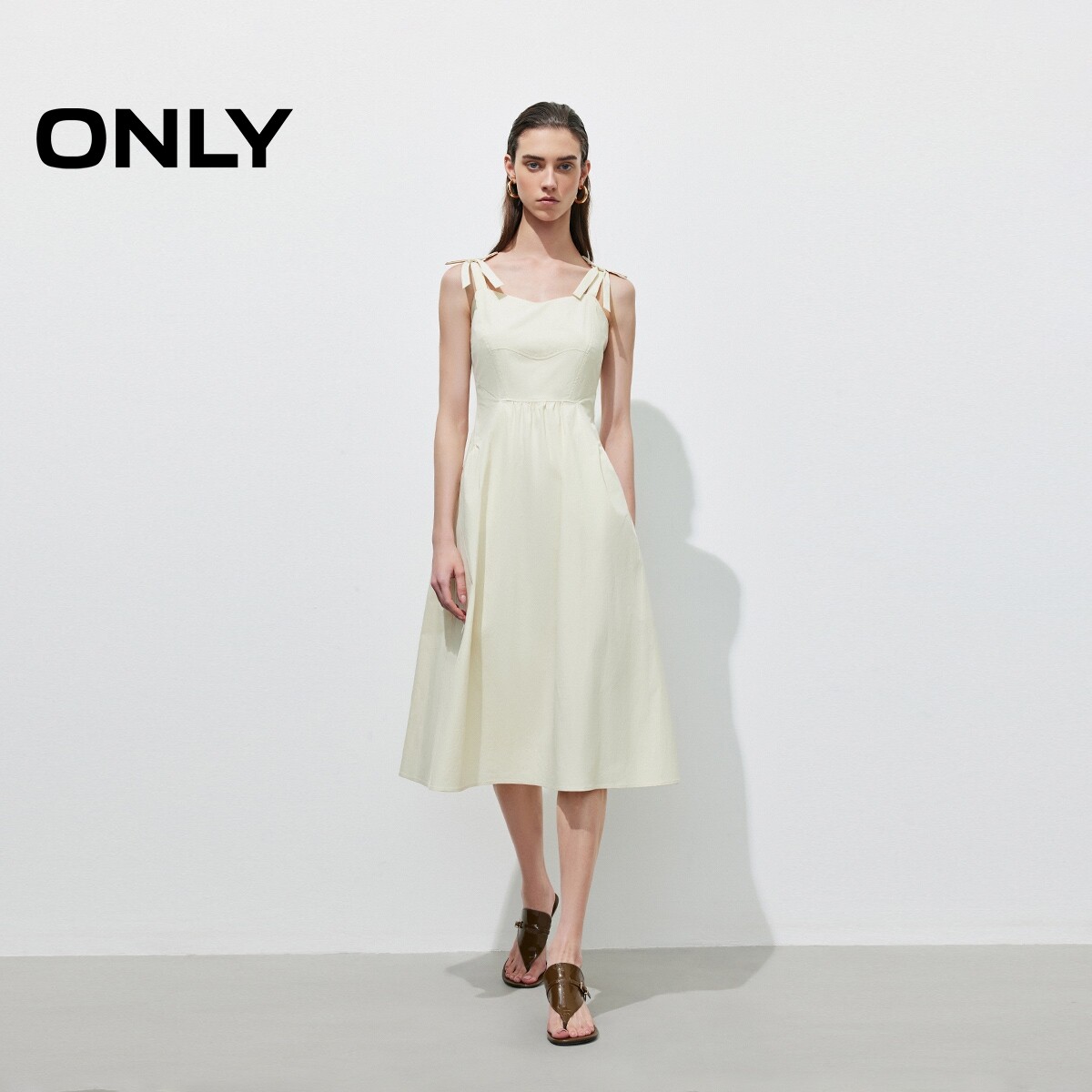【ONLY奥莱】夏季新款蝴蝶结吊带收腰褶皱显瘦纯色中长裙连衣裙女