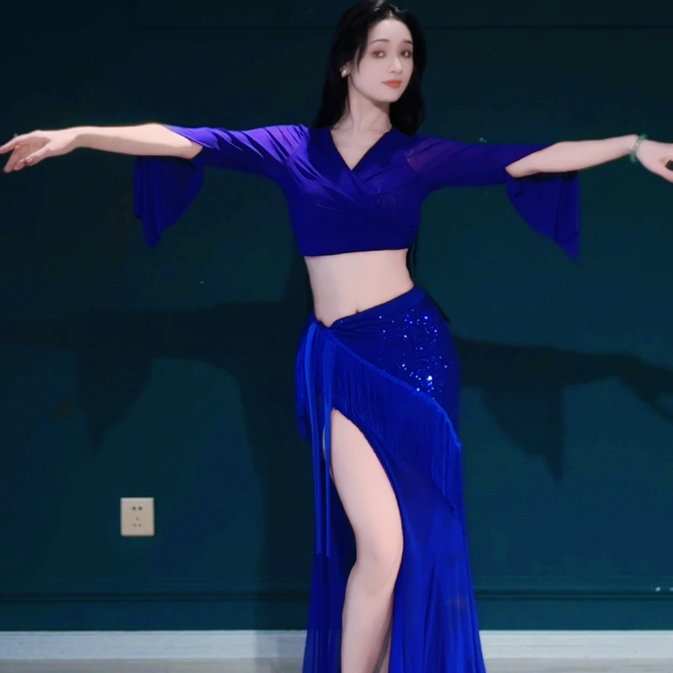 悦梦风璐肚皮舞新款套装演出服班服气质练功服显瘦初学蓝色鱼尾裙