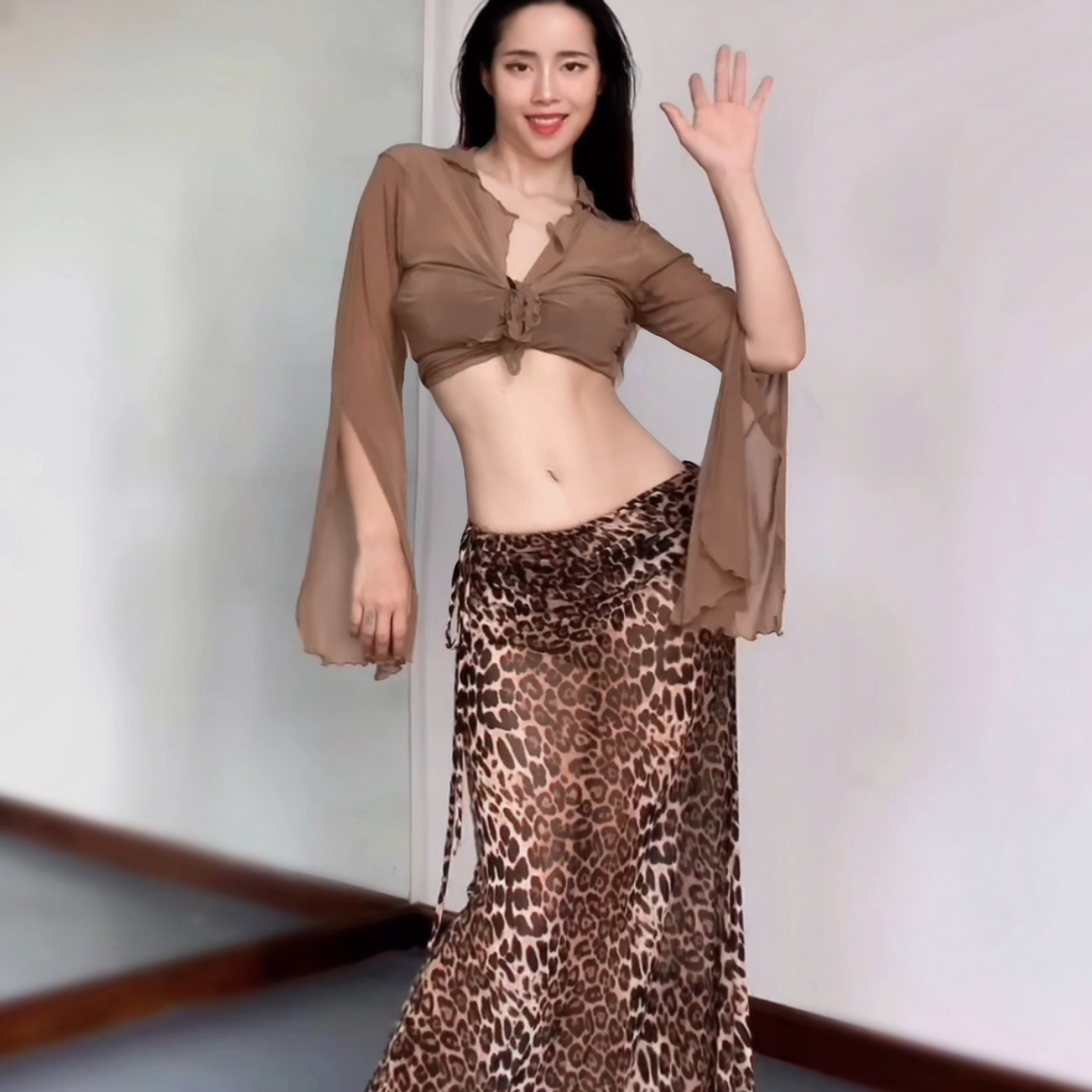 悦梦风璐肚皮舞新款套装演出服班服性感气质练功服豹纹裙初学